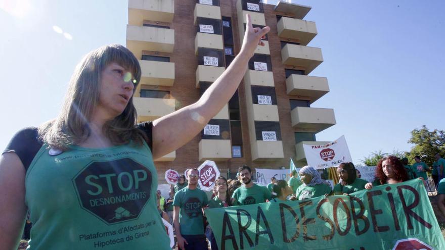 La PAH expulsa Marta Afuera, portaveu de la PAH Girona