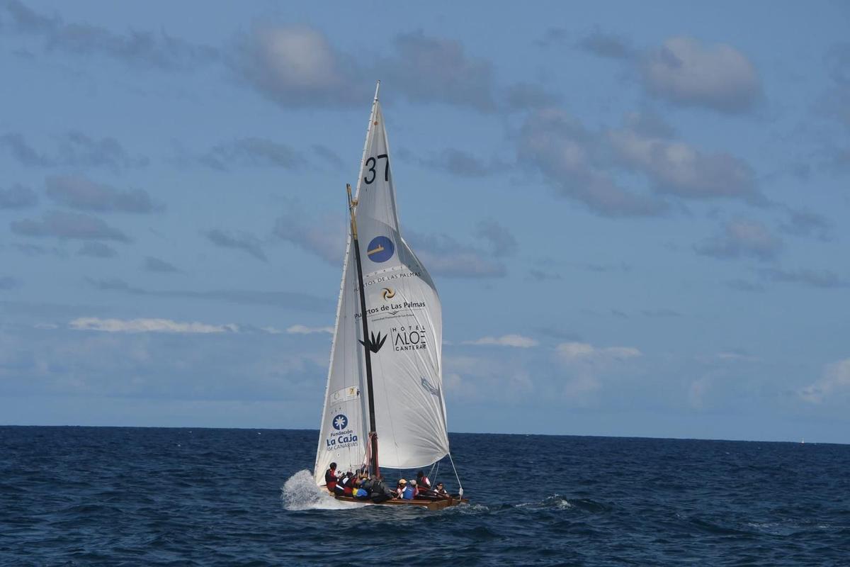 El bote de vela latina Tara del Mar
