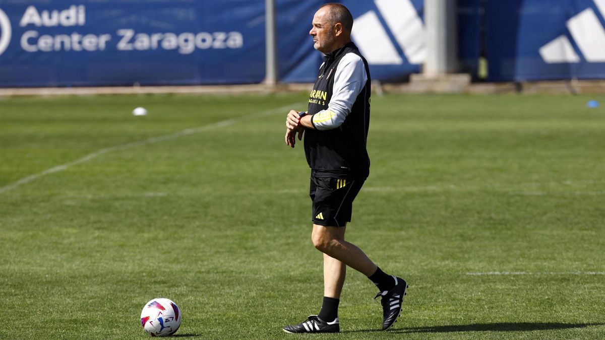 Víctor Fernández, durante un entrenamiento con el Real Zaragoza.