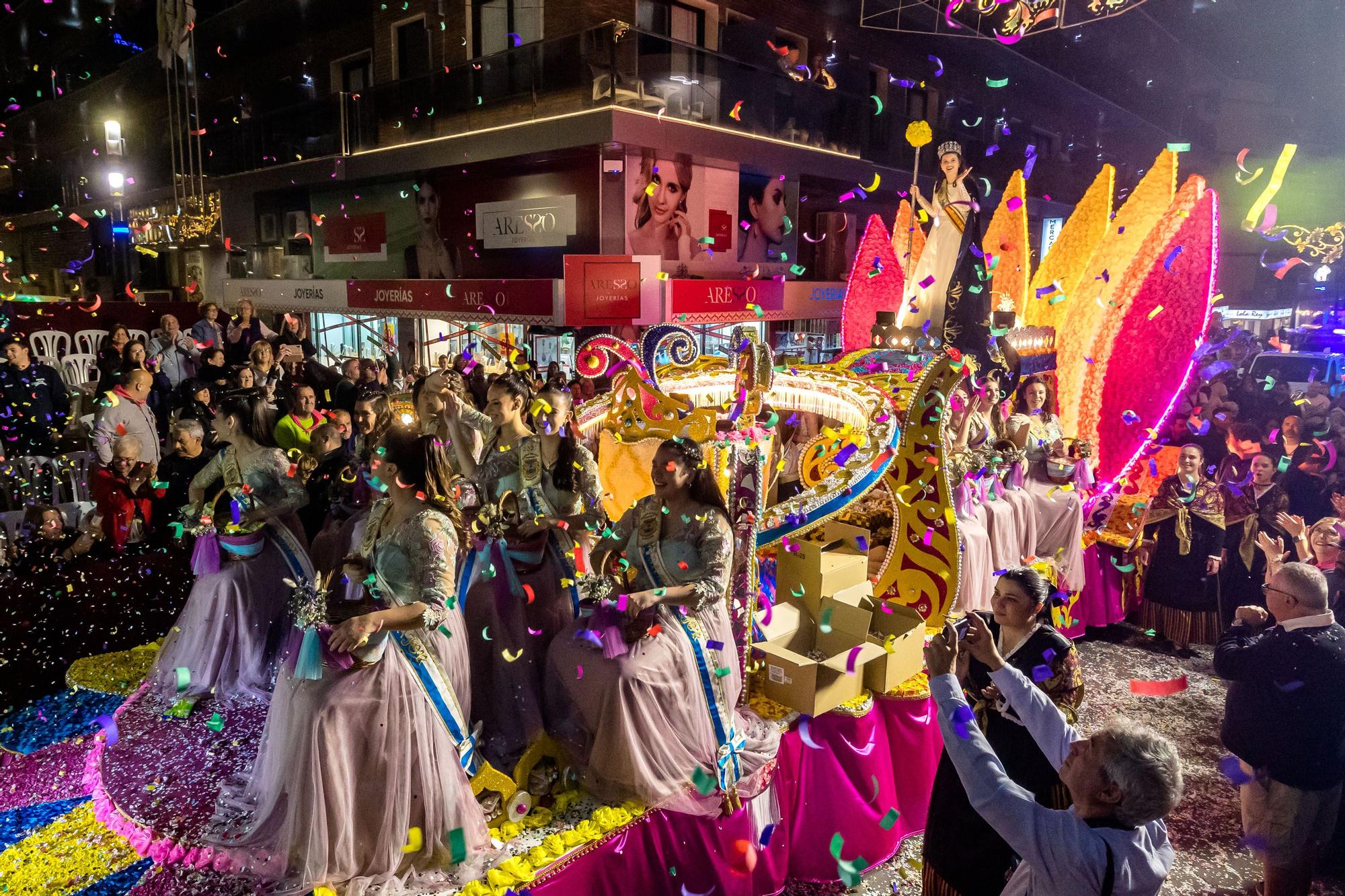 Desfile de carrozas y castillo de fuegos para despedir las Fiestas de Benidorm