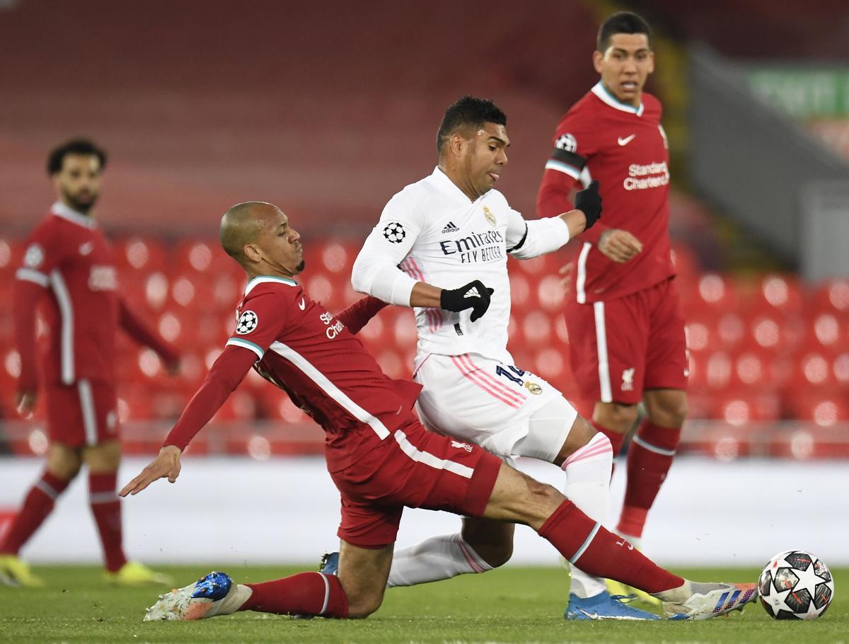 Fabinho roba un balón a Casemiro en un Liverpool-Real Madrid.