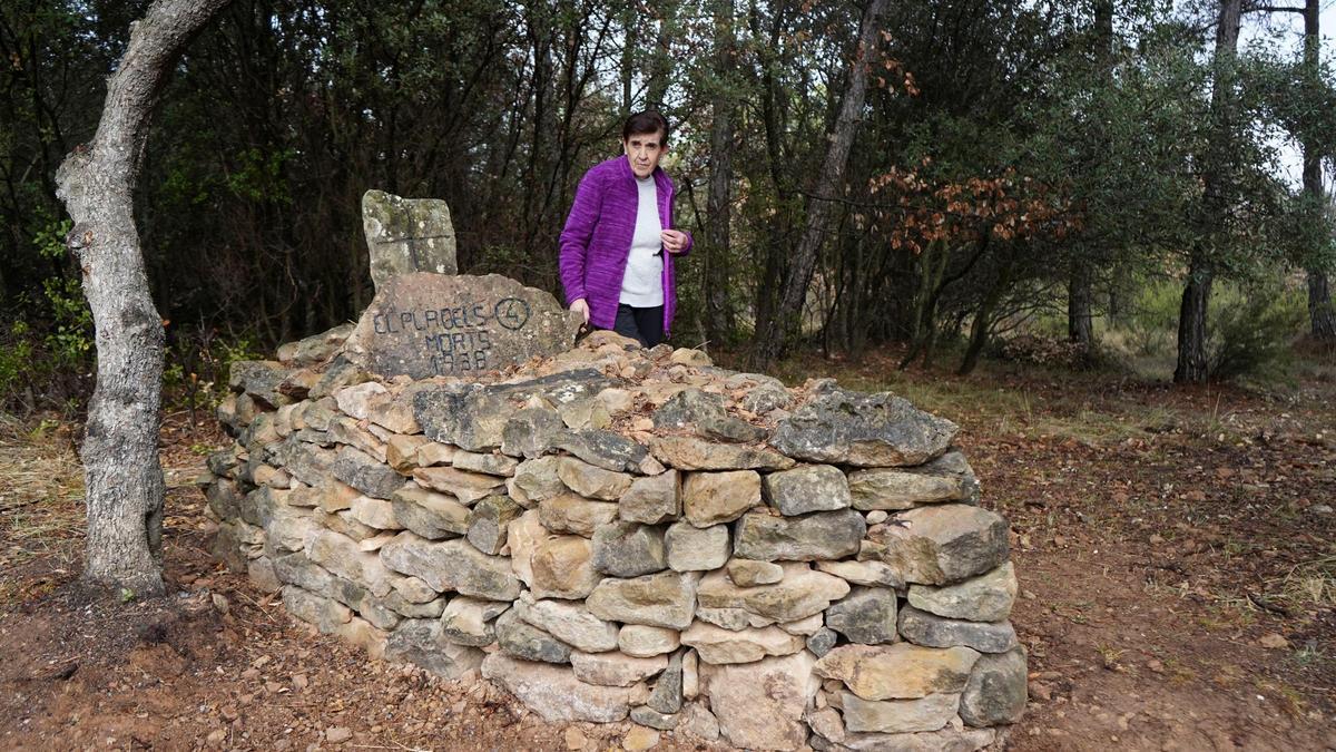 Montserrat Capdevila al costat d'una de les tombes del Pla dels Morts de Montmajor que es va exhumar i es va tornar a muntar