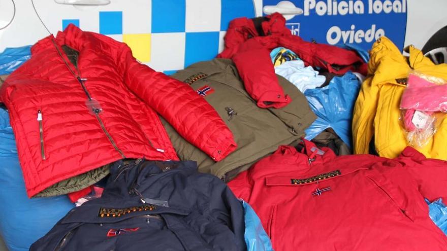 La Policía Local se incauta de 334 prendas de ropa falsificada en un furgoneta aparcada en Pumarín