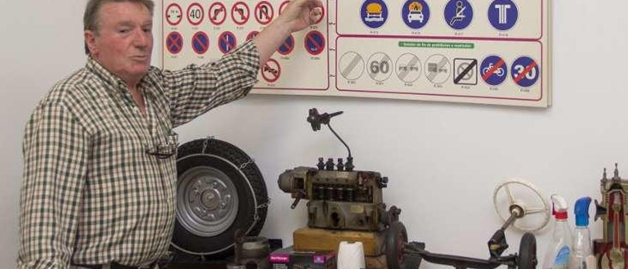 Germán Trabazo, enseñando señales en la Autoescuela Lalín. // Bernabé/ Ana Agra