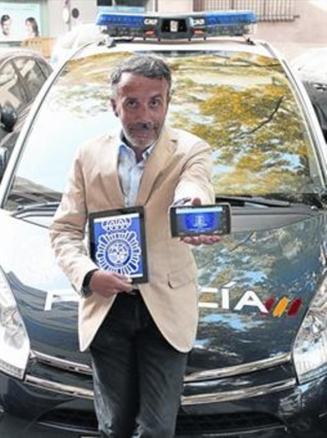 Carlos Fernández Guerra, l’expert en xarxes socials que ha convertit els tuits de la Policia en un fenomen.