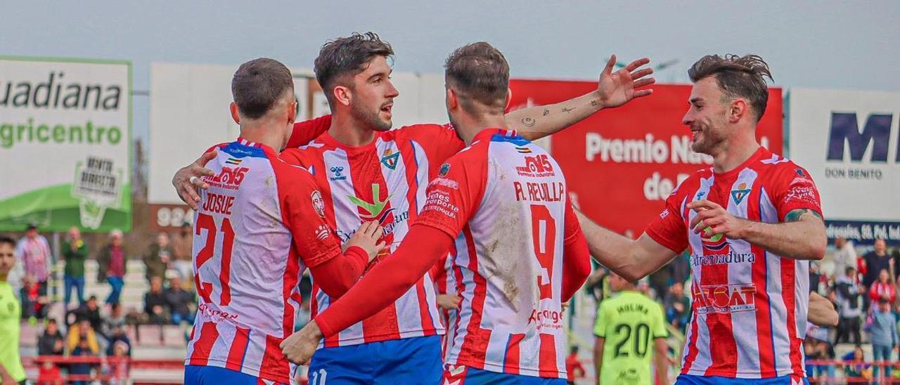 Los jugadores del Don Benito celebran un gol.