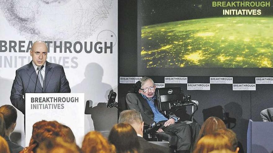 Yuri Milner, de pie, explica el proyecto con Stephen Hawking a su lado, ayer, en la Royal Society de Londres.