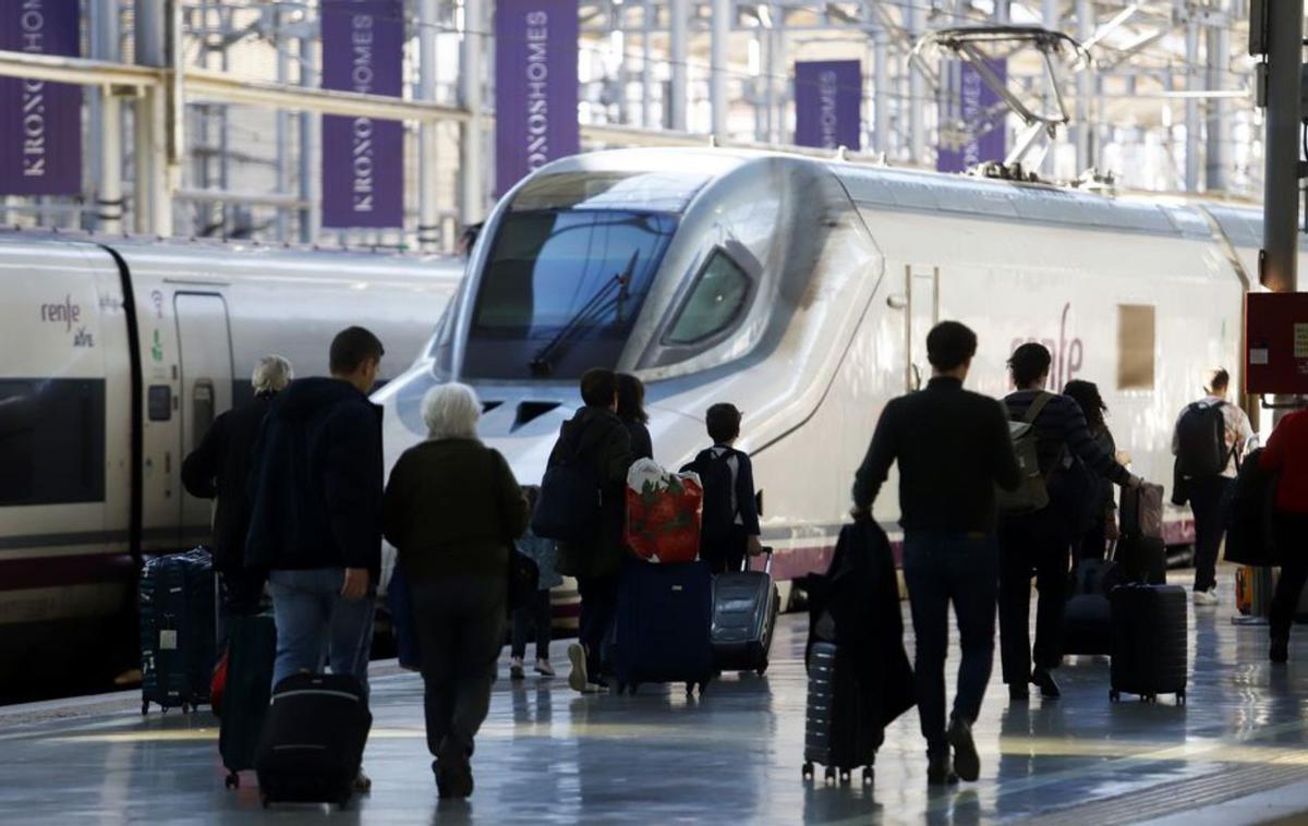 Pasajeros en la estación María Zambrano. | ÁLEX ZEA