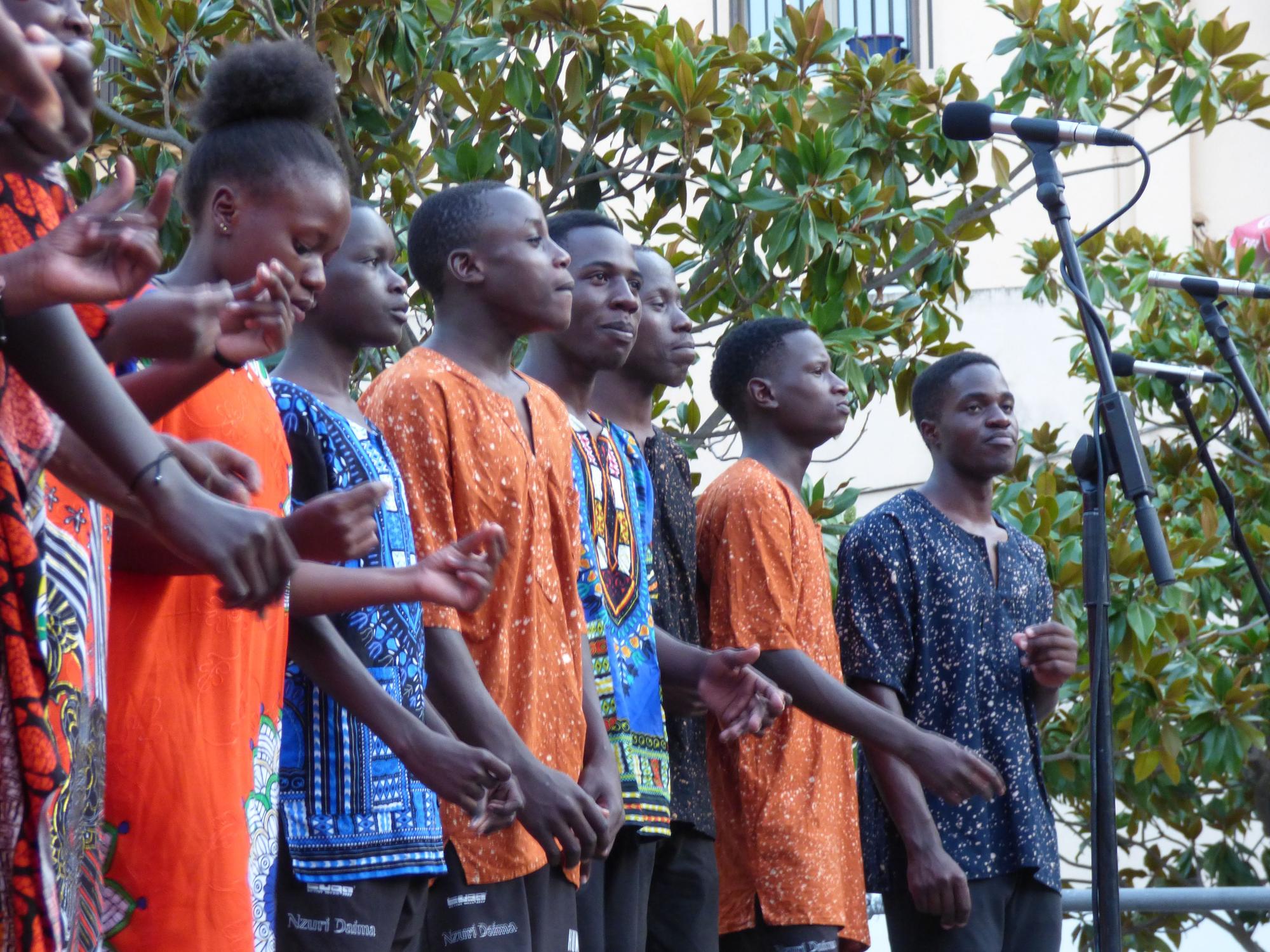 Actuació musical i circense de Nzuri Daima a Figueres