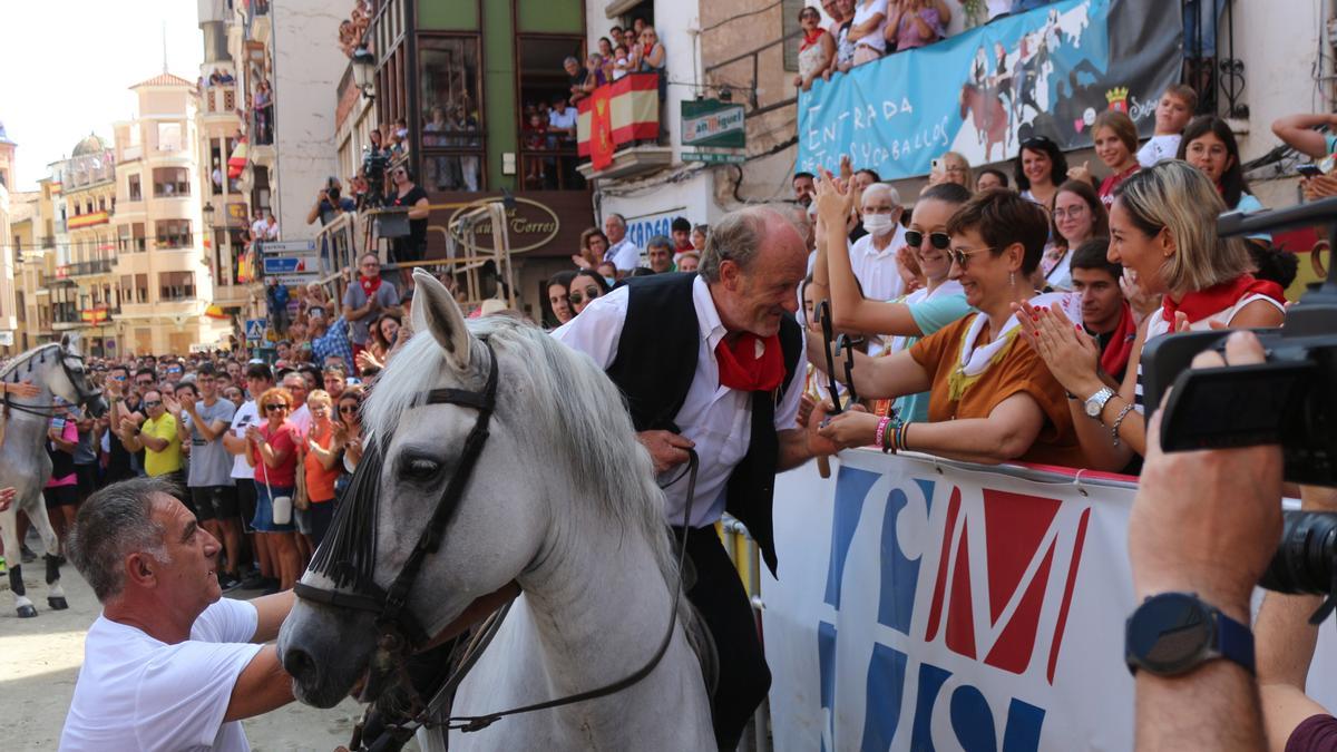 La alcaldesa, Mª Carmen Climent, reconoce a Fernando Zarzoso por sus brillantes actuaciones.