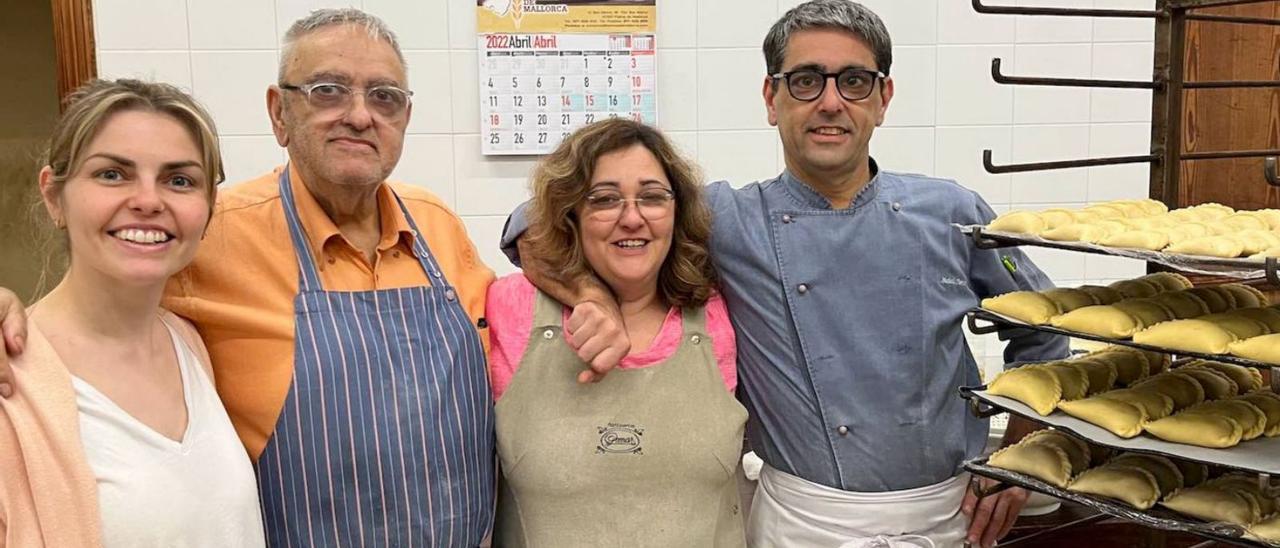 Francesc Pomar (camisa naranja) posa junto a sus ‘herederos’ en Campos. | SEBASTIÀ SANSÓ