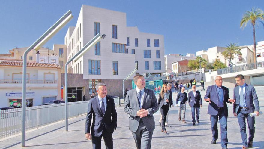El alcalde y Ximo Puig, en la plaza del Portal del Clot y con el nuevo ayuntamiento a sus espaldas.