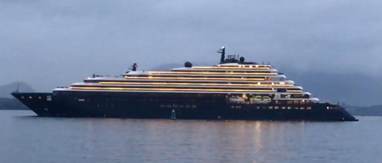 El Evrima, saliendo anoche de Santander.