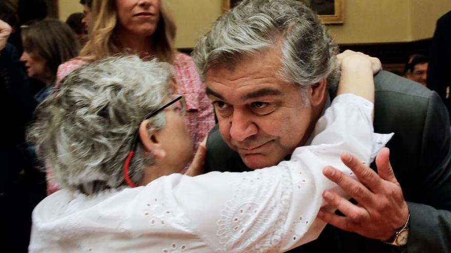 Ana González abraza a Eladio de la Concha el día de su toma de posesión como Alcaldesa.