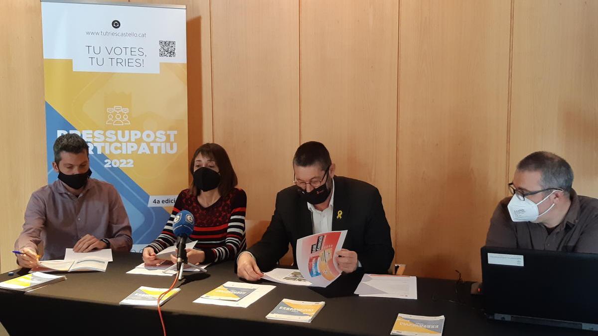 Isaac Buxeda, tècnic de Participació Ciutadana; Anna Massot, regidora de Participació Ciutadana; Salvi Güell, Alcalde de Castelló d&#039;Empúries; i Francesc  Coral, assessor Tècnic Mirada Local.