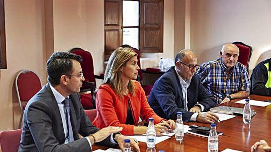 La delegada Clara San Damián preside la reunión con los alcaldes de la ZBS de Corrales del Vino.