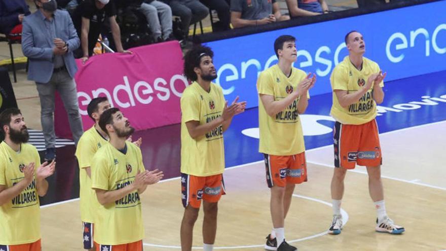 Homenaje del Valencia Basket al Villarreal