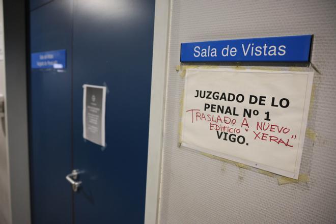 Un cartel alusivo al traslado a la Ciudad de la Justicia en una sala de vistas de la calle Lalín.