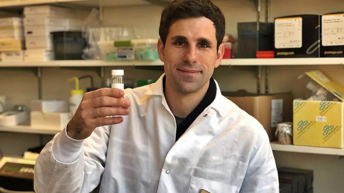 De la Fuente halla posibles antibióticos en venenos de animales con ayuda de IA
