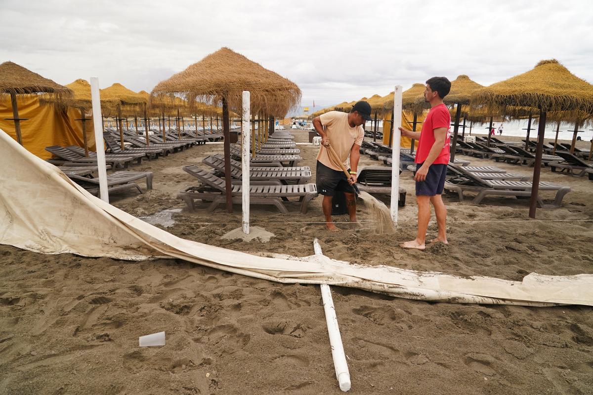 El paso de la DANA por la playa de Los Álamos de Torremolinos. A 3 de septiembre de 2023 en Torremolinos (Málaga, Andalucía, España).   La Agencia Estatal de Meteorología (Aemet) mantiene activados este domingo, 3 de septiembre, avisos de nivel amarillo p