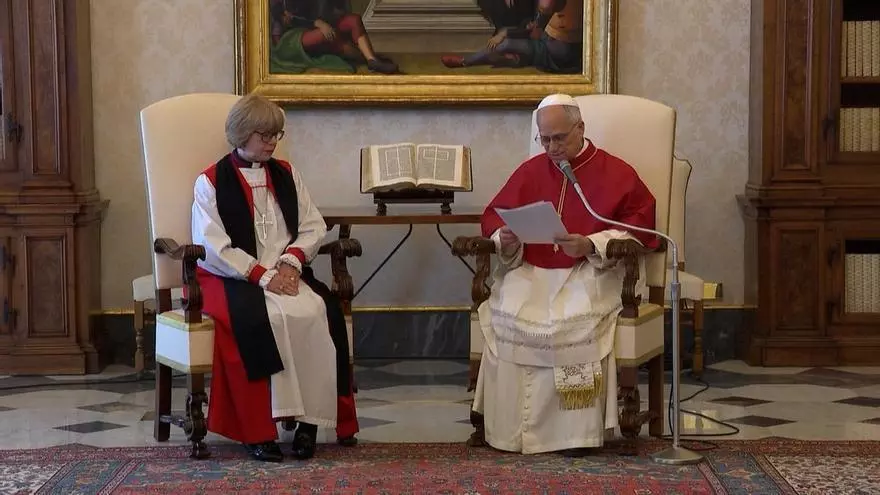 El papa León XIV se reúne y reza con la primera mujer arzobispa de Canterbury