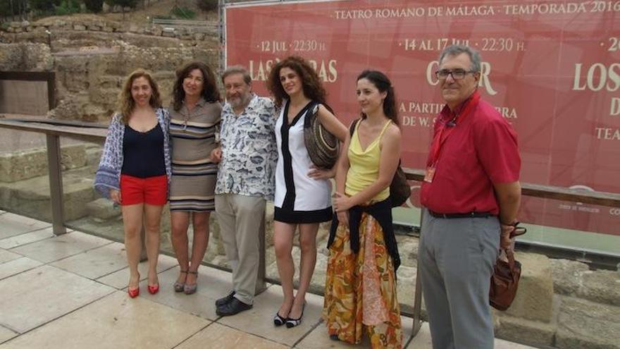 El elenco y Navajas, en la presentación de la función.