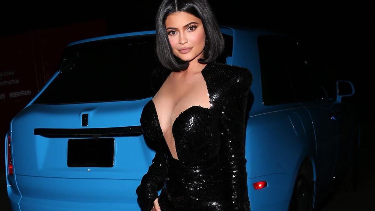 Detalle del original y sensual torso del vestido escotado de Balmain que luce espectacular sobre la figura curvada de Kylie Jenner