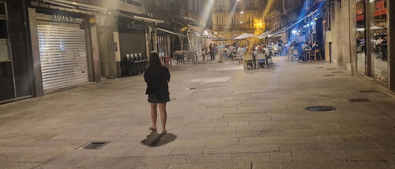 El desolador aspecto de la otrora popular calle de A Baldosa, el domingo por la noche, en plenas fiestas.