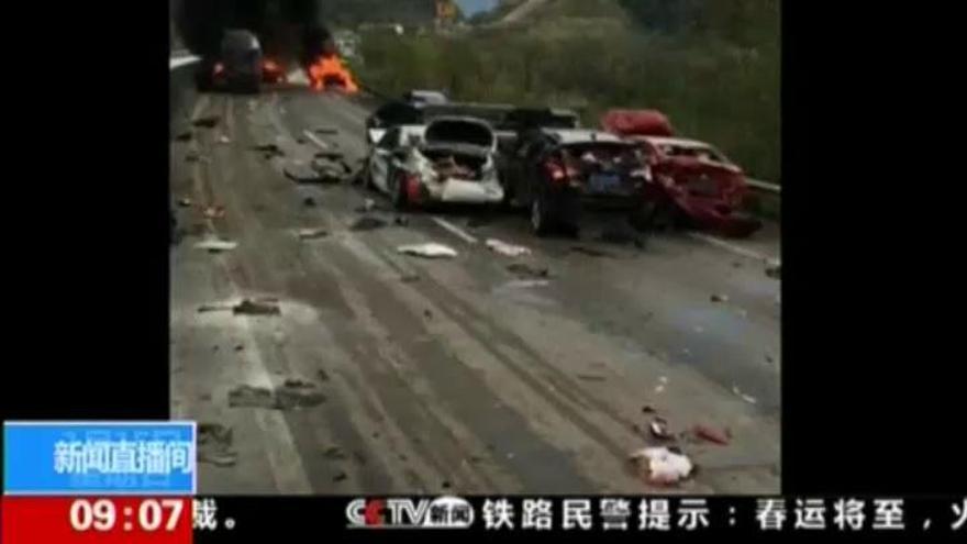 Un tráiler embiste a varios vehículos a gran velocidad en una carretera del sur de China