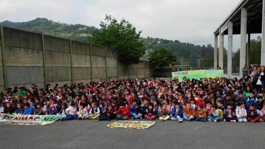 Participantes en la sentada de protesta en el colegio El Bosquín, de El Entrego.