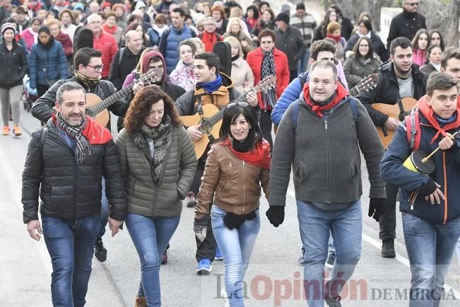 Los romeros acompañan a la Santa pese al frío.