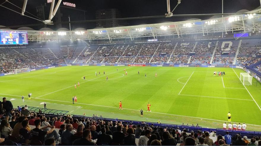 EN DIRECTO: Suspense final, caen varios jugadores de ambos clubes en el área y Djuka ve la amarilla por protestar