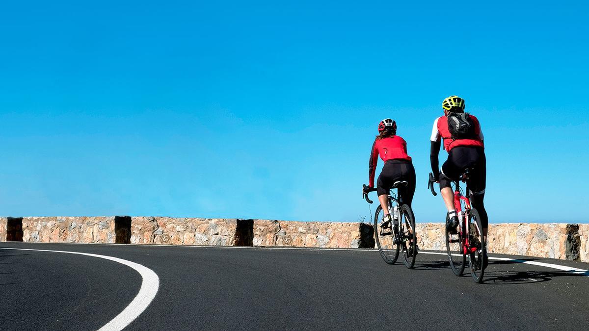 El BOE lo hace oficial: adiós a los ciclistas de las carreteras nacionales tras la nueva ordenanza vial