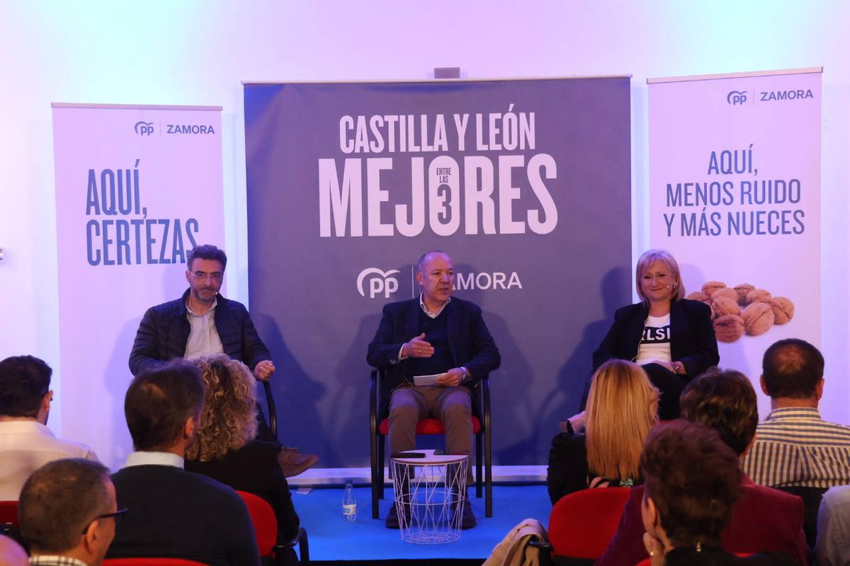 José Luis Barrigón, José María Barrios y Leticia García, en el acto sectorial de economía, empresas, autónomos y empleo.