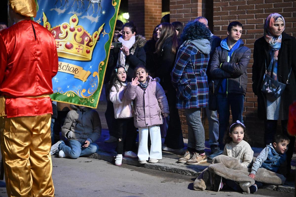 Miles de personas contemplan la Cabalgata de despedida de los Reyes Magos en Orihuela