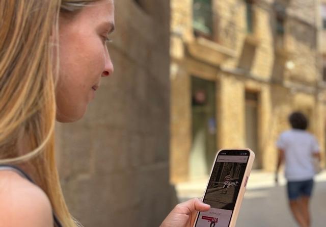 Una jove consulta el nou portal de Solsona Turisme