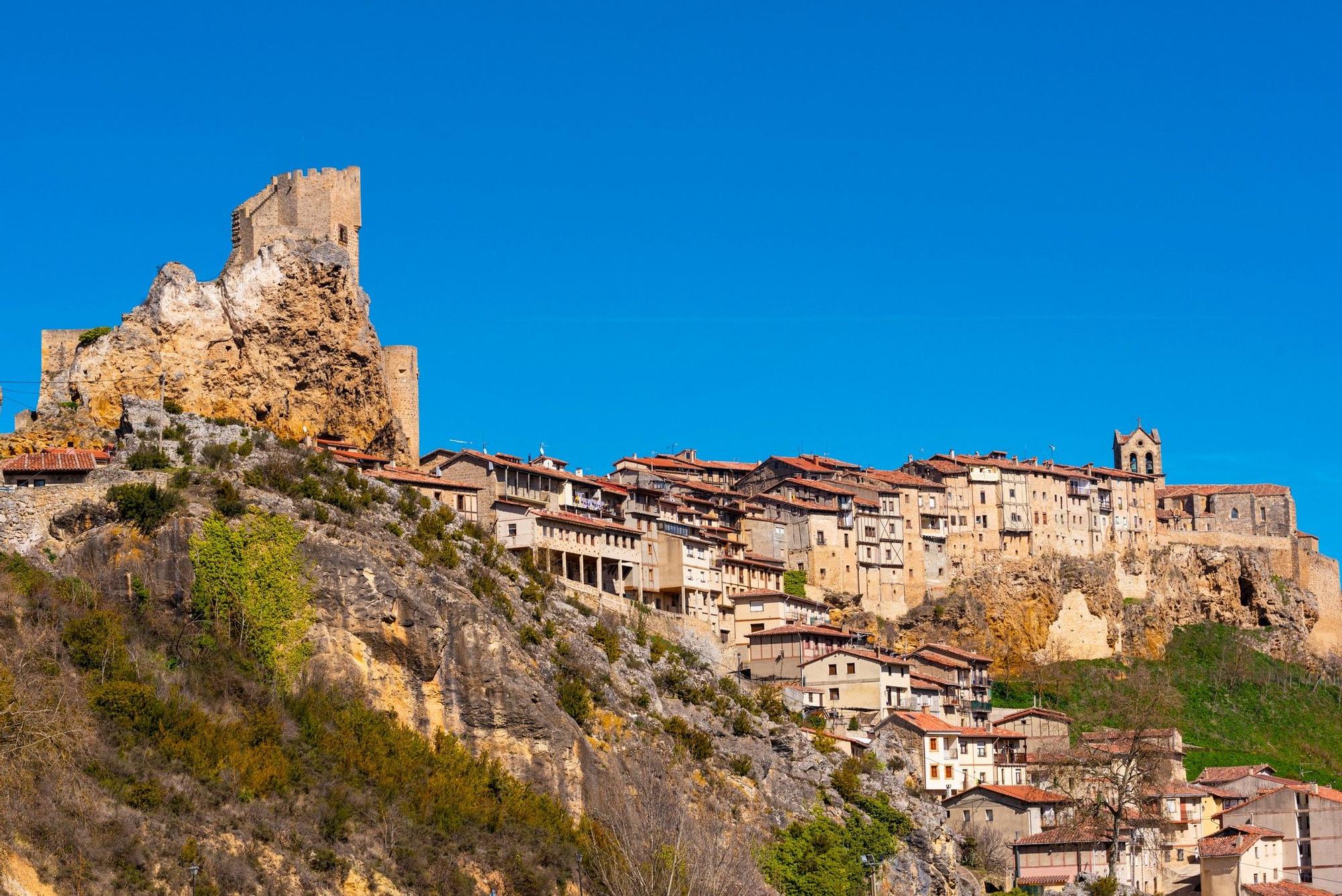 Aunque se considera ciudad, es uno de los pueblos medievales más bonitos de España