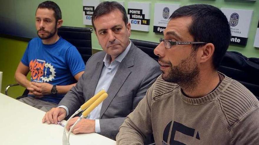 Manuel Torres, Luis Bará y Pérez, ayer en el Concello. // Rafa Vázquez