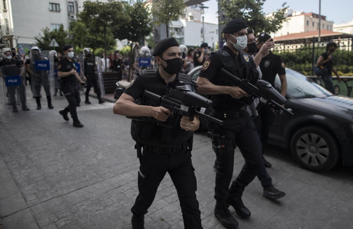 La Policía de Estambul carga contra el desfile del Orgullo Gay en Estambul