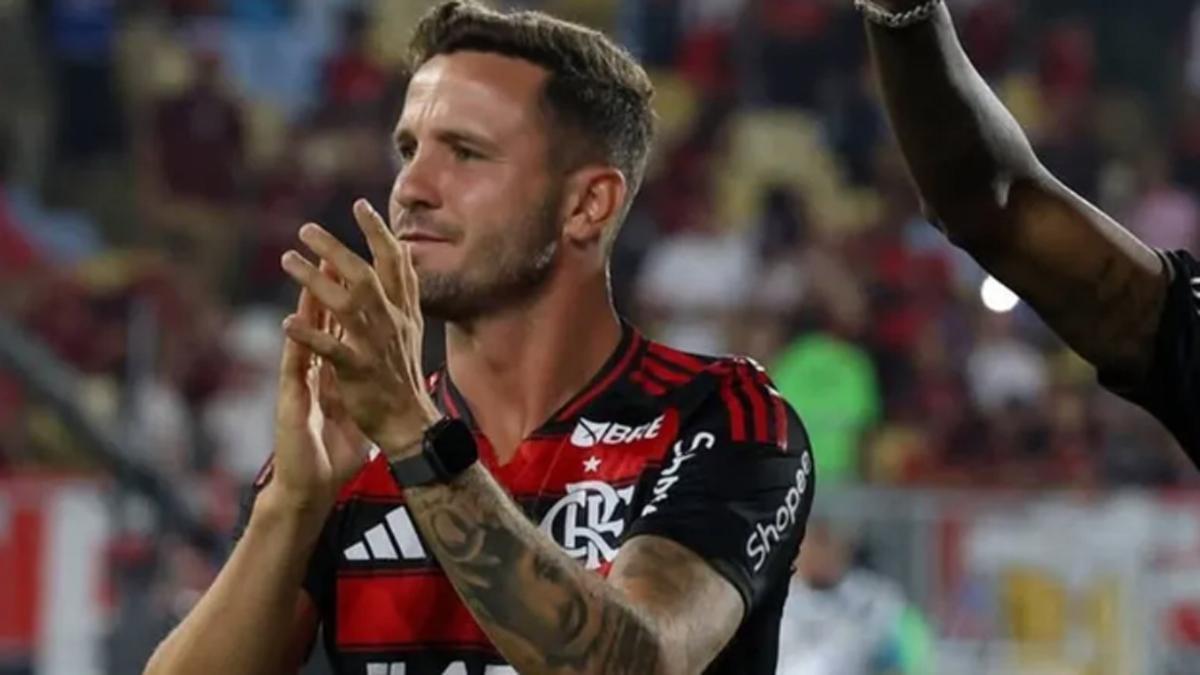 Saúl Ñíguez, aplaudiendo a los aficionados del Flamengo