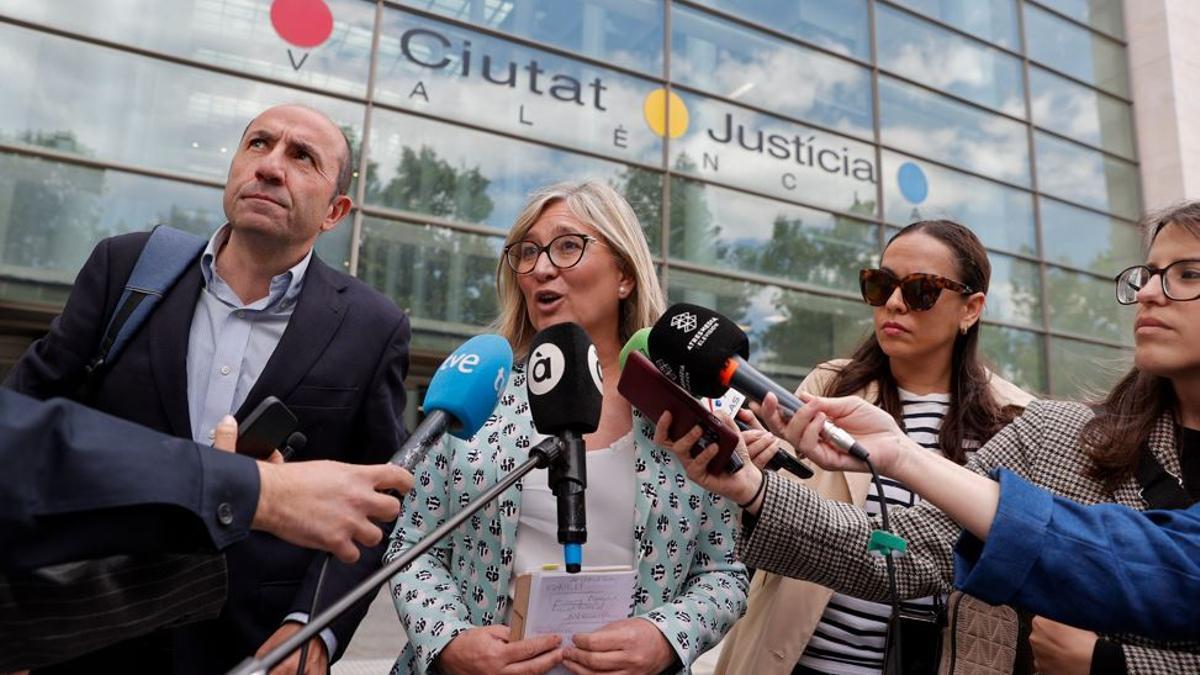 Los abogados Ximo Esteve y Mamen Peris, atienden a los periodistas tras la declaración del tñecnico del Es Alert.
