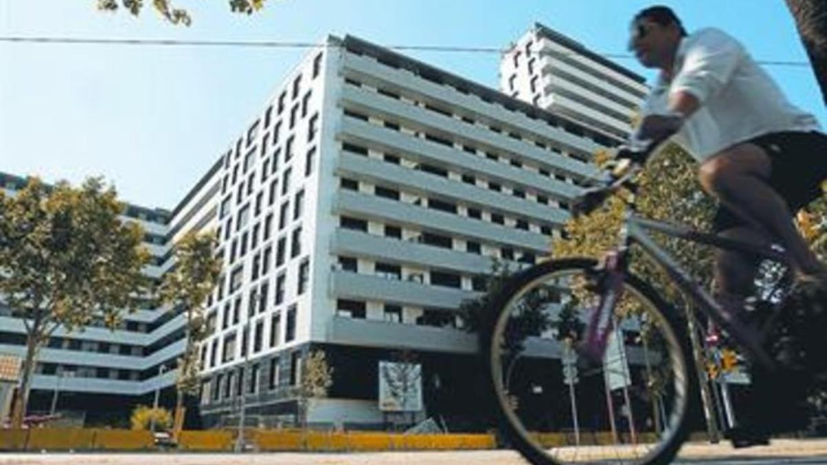 El edificio de viviendas protegidas de la calle de Pallars, en el Poblenou, ayer.