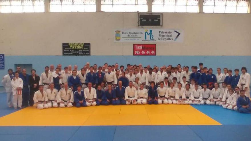 Los adultos que participaron en el curso, junto a María Bernabéu y Carlos Montero.