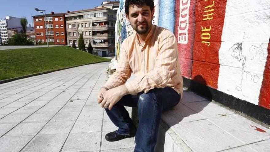 Iván Rotella, ayer, en el patio del edificio Foro, donde se encuentra el Centro de Atención Sexual de Avilés, CASA.