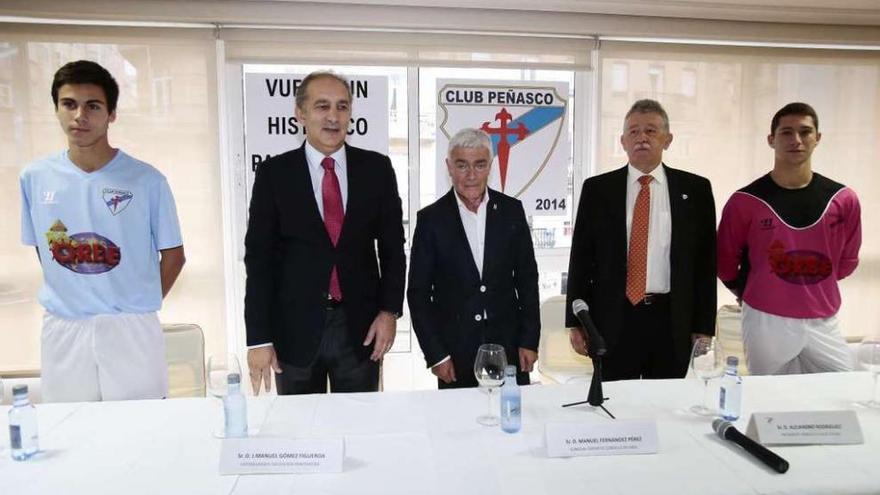 Chema Figueroa, Manel Fernández y Alejandro Rodríguez, con dos jugadores del Peñasco.