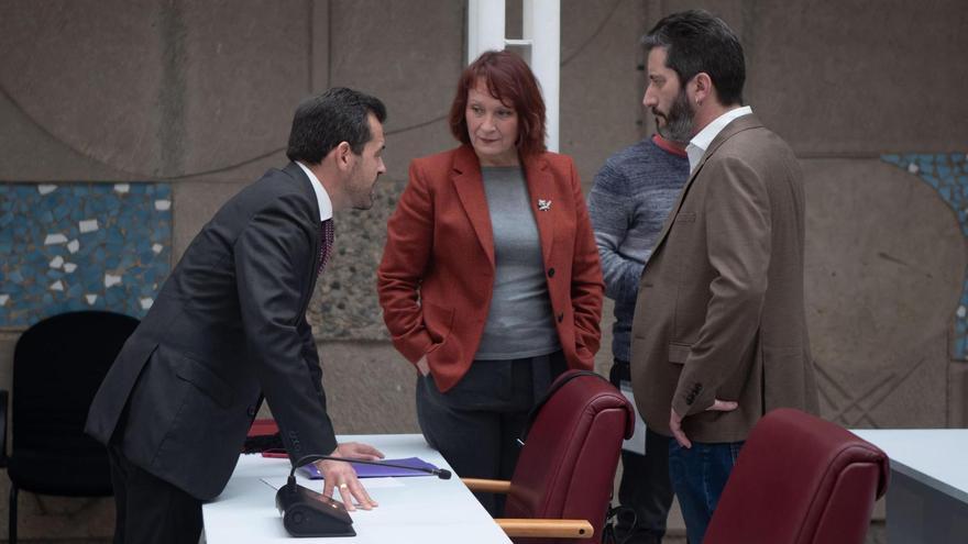 Martínez Alpañez (Vox) charla en la Asamblea con los diputados de Podemos, María Marín y Víctor Egío.