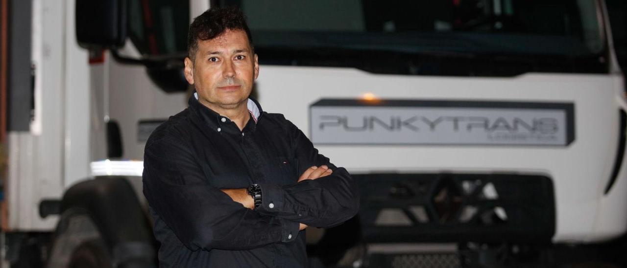 El portavoz de los transportistas pitiusos posa delante de uno de los camiones de su empresa.  | VICENT MARÍ