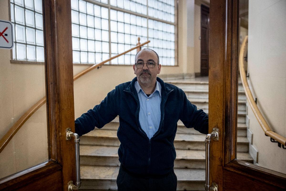 Ángel abre las puertas de su finca.