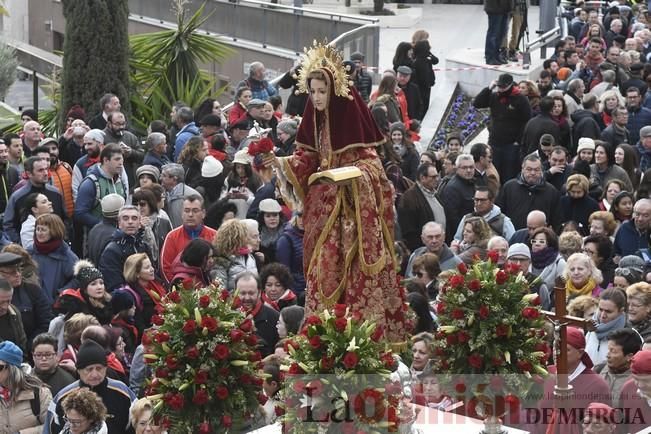 Los romeros acompañan a la Santa pese al frío.