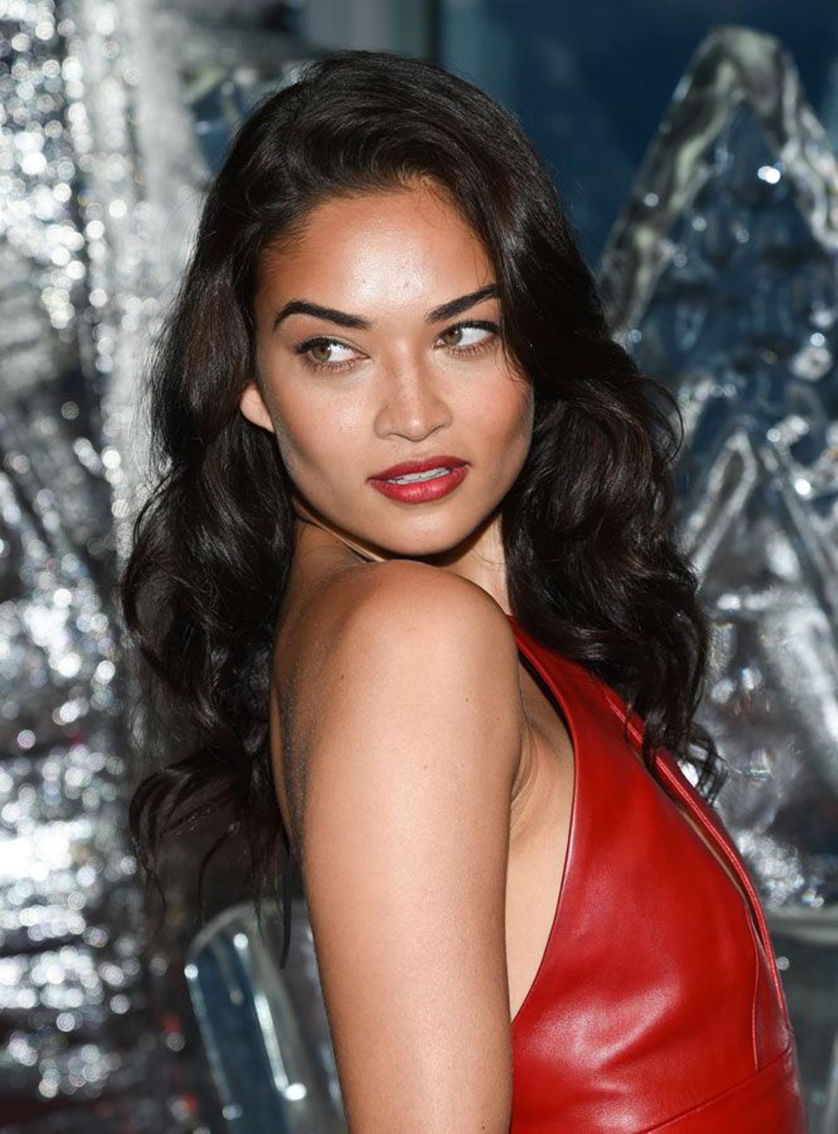 Shanina Shaik con labios en rojo